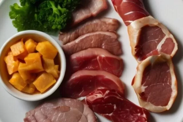 Prato com diversos tipos de carnes cozidas e cruas, em um ambiente minimalista.