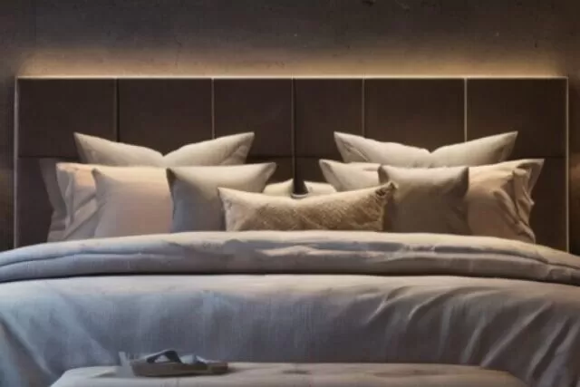 Quarto aconchegante à noite com iluminação suave.