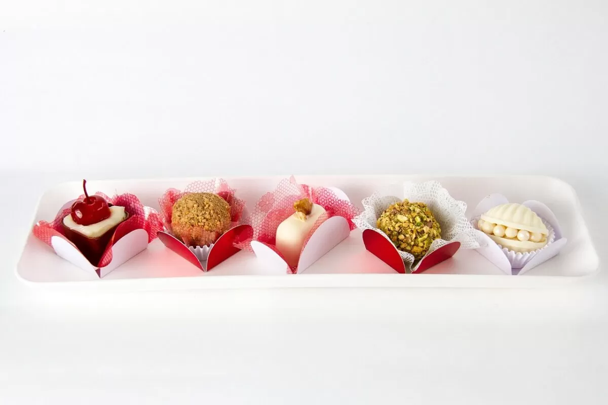 Close-up de alimentos tradicionais da Festa Junina em uma tábua de madeira rústica.